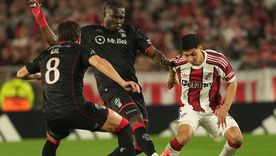 Tomás Galván, mediocampista de River, cubre el balón ante la doble presión del ecuatoriano Jordy Caicedo y el Colo Gil, de Huracán.&nbsp; &nbsp;