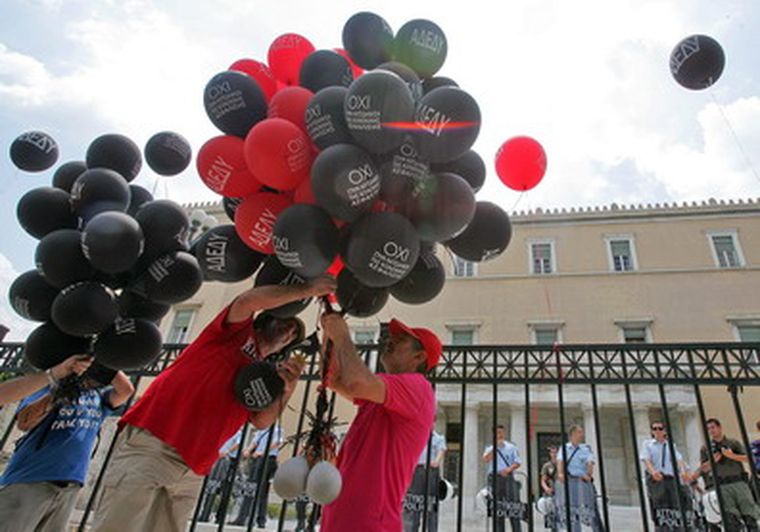 Un grupo de manifestantes suelta globos, durante la protesta. Foto: EFE