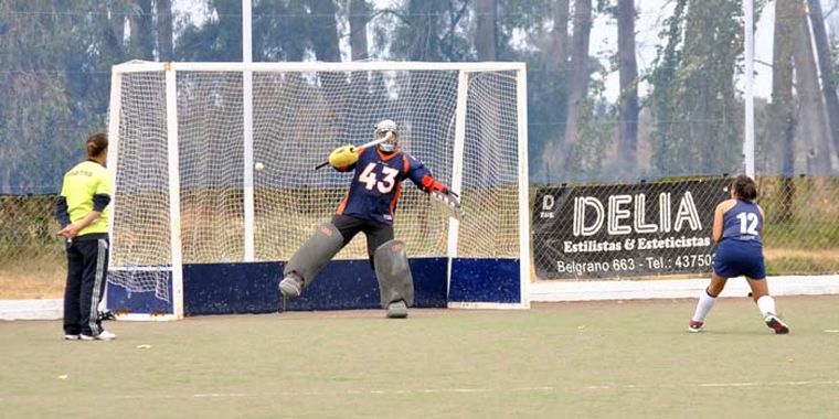 Gol de Gabriela Juarez, primero de Colegio. Foto: Mathias Guijarro/Mediamza.com