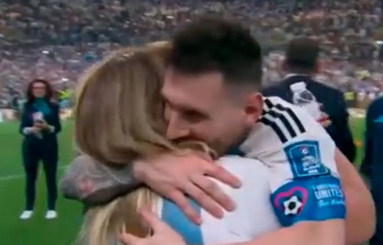 Messi - Antonia Farías El conmovedor abrazo entre Messi y la cocinera de la Selección.