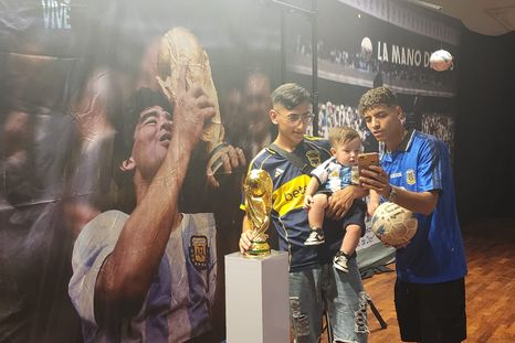Córdoba se transformó en el epicentro de la emoción futbolera con la muestra “Diego Vive”, la experiencia inmersiva dedicada a Diego Armando Maradona. Córdoba se transformó en el epicentro de la emoción futbolera con la muestra “Diego Vive”, la experiencia inmersiva dedicada a Diego Armando Maradona.