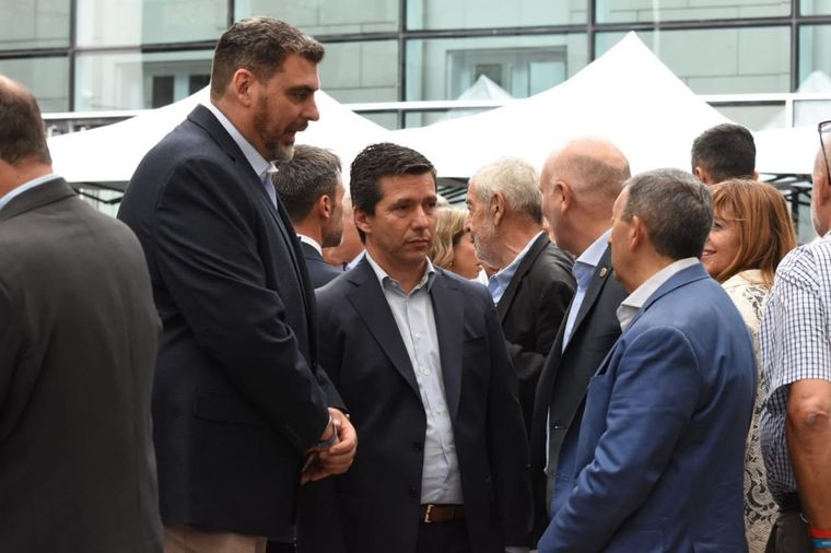 Las autoridades legislativas junto al intendente Celso Jaque Foto: x:senadomendoza