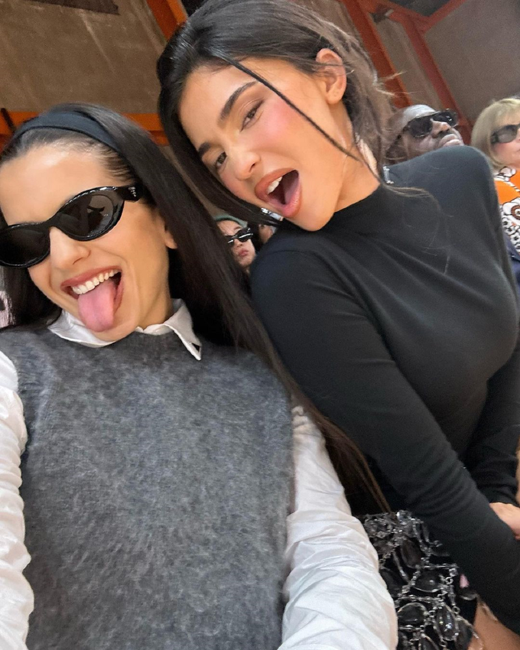 Rosalía y Kylie Jenner posando en el desfile de Prada. Foto: Instagram @rosalia.vt