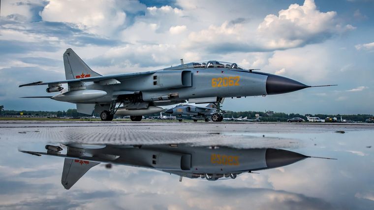 Imagen de un cazabombardero JH-7A de la Fuerza Aérea del EPL de China. Foto: Eng.mod