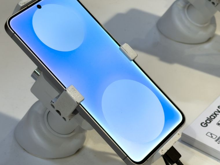 Las pantallas de ciertos teléfonos de Samsung carecen del brillo necesario bajo la luz del sol. Las pantallas de ciertos teléfonos de Samsung carecen del brillo necesario bajo la luz del sol.