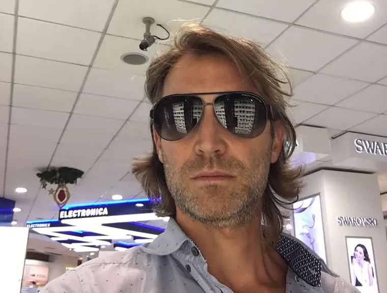 Tras escaparse, el empresario Jonathan Kovalivker apareció este lunes y entregó su teléfono en Comodoro Py en el marco del escándalo de coimas en la ANDIS.