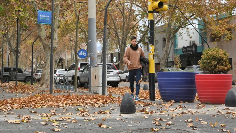 El viento de este martes dejó mucho polvo y también hojas en las calles de Mendoza Foto: Santiago Tagua / MDZ