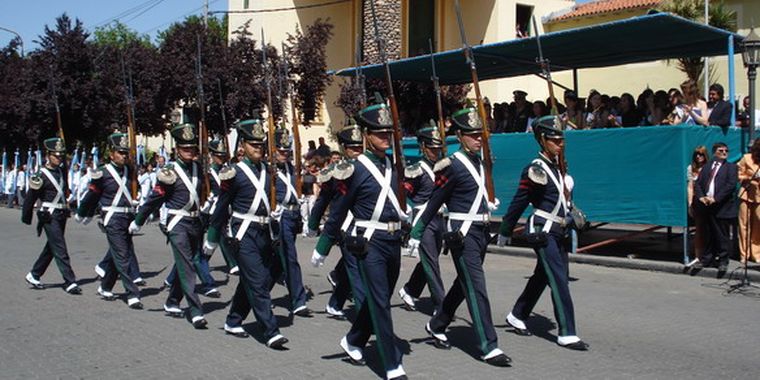 Grupo de militares desfilan frente al palco oficial.