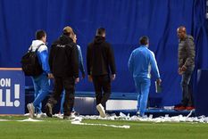 Solari y un presente de espaldas a la gente. Solari y un presente de espaldas a la gente.