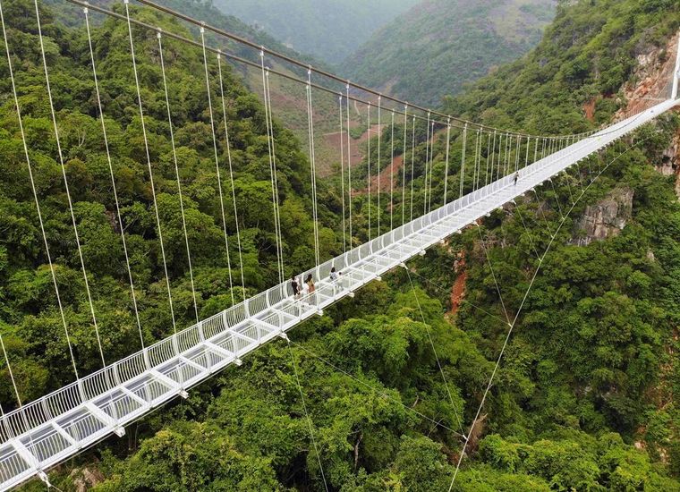 El puente de cristal de Vietman se eleva sobre un precipicio a 150 metros de altura. Foto: Foto: Nhac Nguyen - AFP