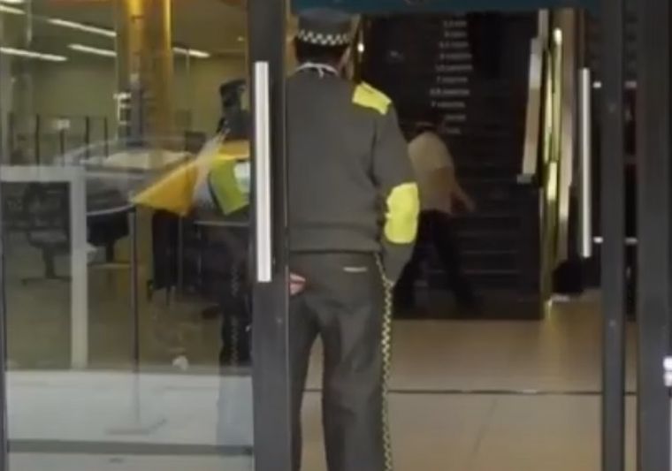 El momento en que el guardia sintió la picazón y se rascó al no advertir las cámaras