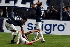 Victorio Ramis sufrió una fractura de tobillo en Independiente Rivadavia-Racing. Foto: ALF PONCE MERCADO / MDZ Victorio Ramis sufrió una fractura de tobillo en Independiente Rivadavia-Racing. Foto: ALF PONCE MERCADO / MDZ