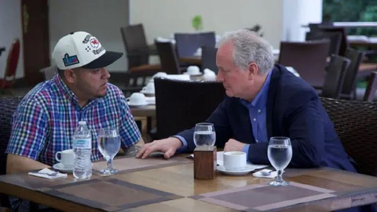 Un senador estadounidense se reunió con el salvadoreño pese a las negativas previas del gobierno del presidente Nayib Bukele a darle acceso al detenido. Foto: BBC