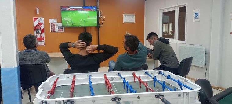 Los trabajadores de Vicuña, en una pausa dentro del campamento Batidero, a casi 5 mil metros de altura en plena cordillera. Los trabajadores de Vicuña, en una pausa dentro del campamento Batidero, a casi 5 mil metros de altura en plena cordillera.