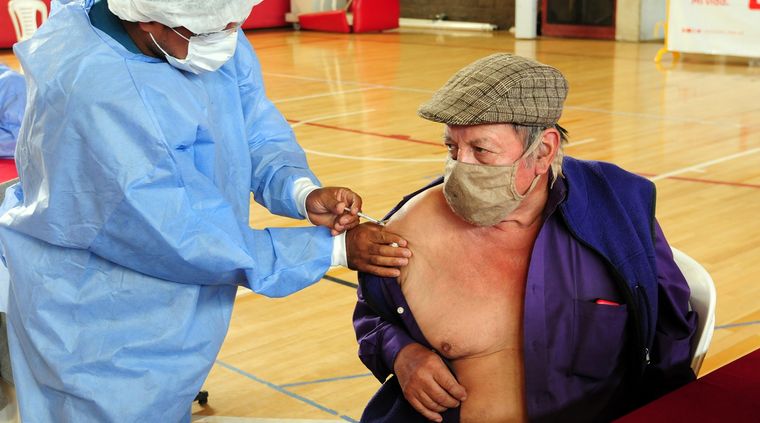 Vacunación en Las Heras, Mendoza. Foto: ALF PONCE MERCADO / MDZ