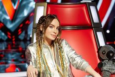 se ve lo de abajo: belinda con un vestido totalmente traslucido