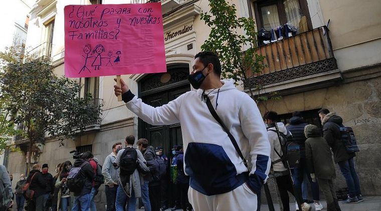 Ronald Otani en la protesta contra el deshaucio.