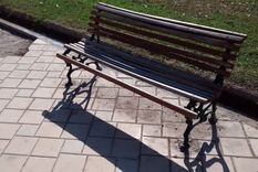 pase y mire: veredas y asientos rotos en el parque