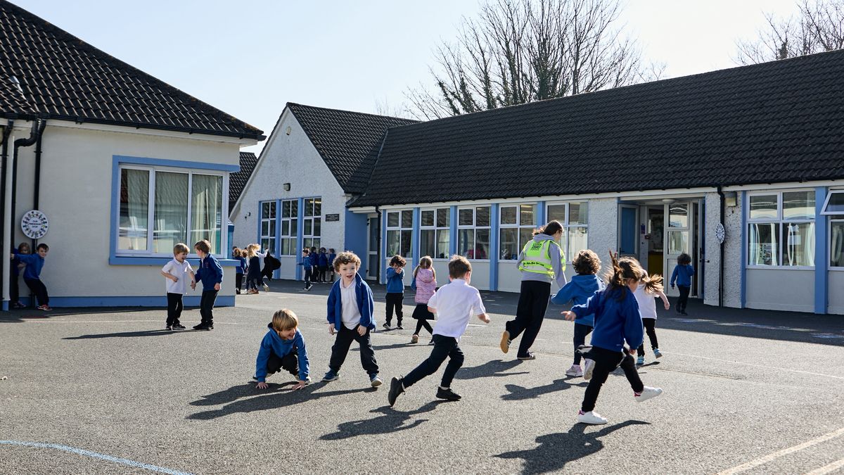 Un pueblo logró lo que ningún gobierno pudo: alejar a los chicos del celular