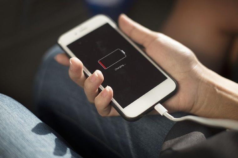 Los celulares y elementos de uso cotidiano poseen baterías de litio Foto: Pixabay