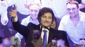 El presidente Javier Milei celebrando la victoria electoral en todo el país.  El presidente Javier Milei celebrando la victoria electoral en todo el país.