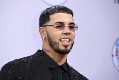 Anuel AA sufrió una caída en pleno concierto.