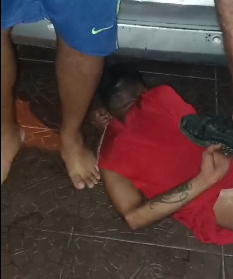 El delincuente intentó escapar tirándose a una acequia, pero fue alcanzado y reducido. Foto: Gentileza vecinos barrio Soeva