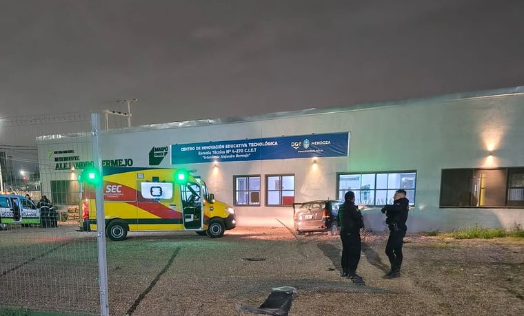 El conductor impactó contra la pared de una escuela
