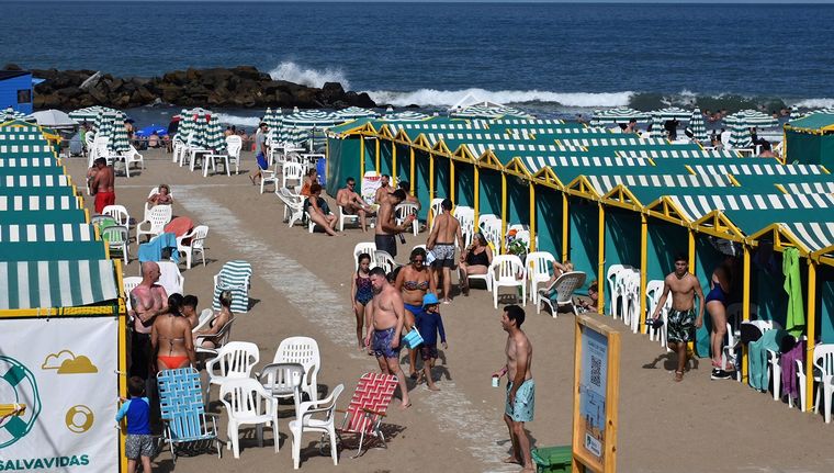 El precio de las carpas por día en Mar del Plata es para pocos. Foto: NA