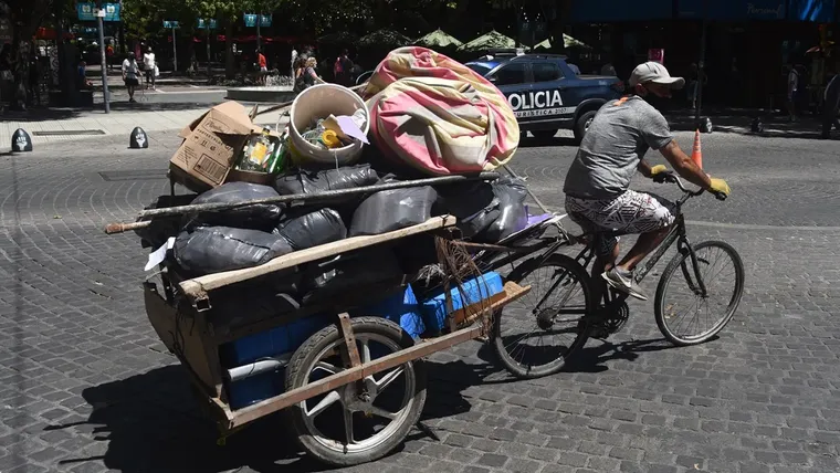 La pobreza está creciendo en Argentina. La pobreza está creciendo en Argentina.
