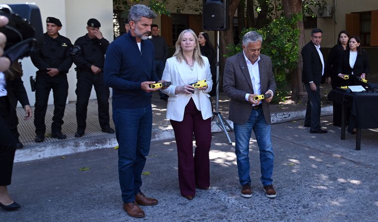 El gobernador Alfredo Cornejo entregó pistolas taser junto a la vicegobernadora, Hebe Casado; y el intendente Ulpiano Suarez.