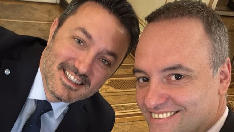 Petri posó con Adorni. Foto: X @luispetri