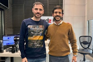 MDZol | Emiliano Serrano de Recalculando junto al director de la Orquesta Barroca Mariano Peralta en los estudios de MDZ Radio. Foto: Daniela Higa/ MDZ Radio