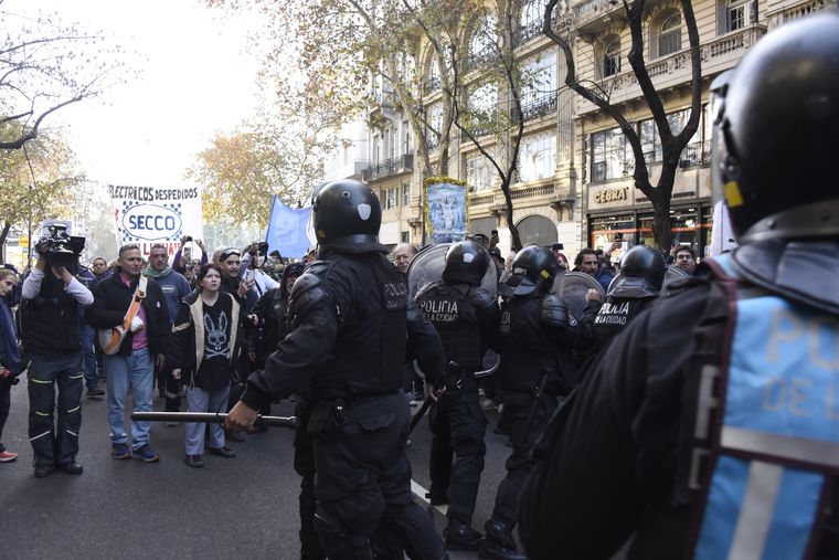 De cara a una importante movilización convocada por el Partido Justicialista en la Plaza de Mayo, el Gobierno activa el protocolo antipiquetes y valla la Casa Rosada.