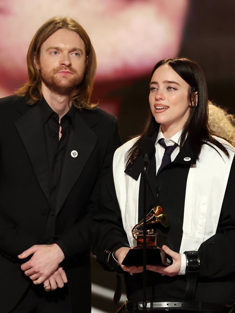Billie Eilish ganó Canción del año en los premios Grammy por Wildflower. Billie Eilish ganó Canción del año en los premios Grammy por Wildflower.