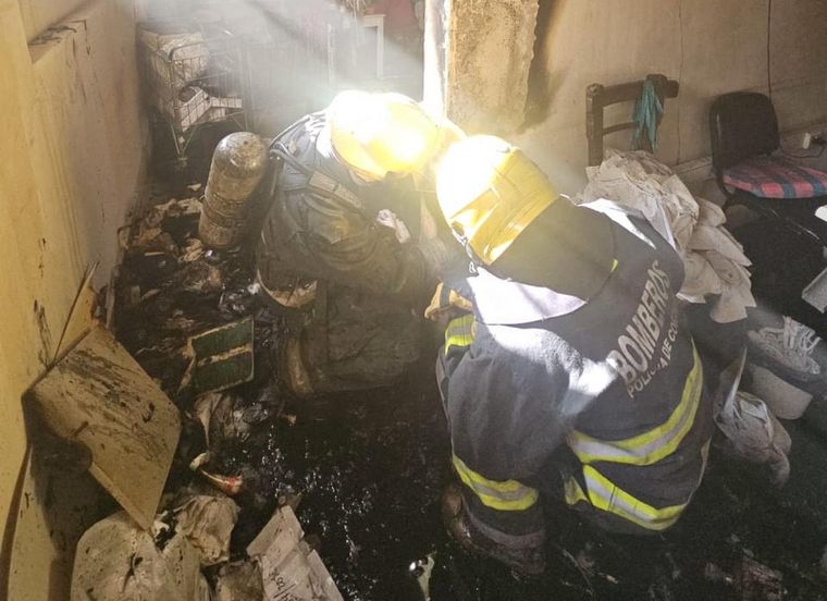 Bomberos lograron contener un incendio que se desató en el subsuelo del Hospital Córdoba. Foto: Policía de la Provincia de Córdoba