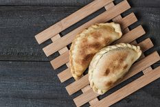 en 30 minutos, prepara unas deliciosas empanadas de queso, tomate y albahaca