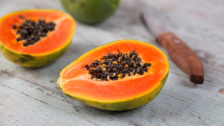 Las `papayas ayudan a reducir el riesgo de padecer enfermedades cardiovasculares. Foto: Healtline.com