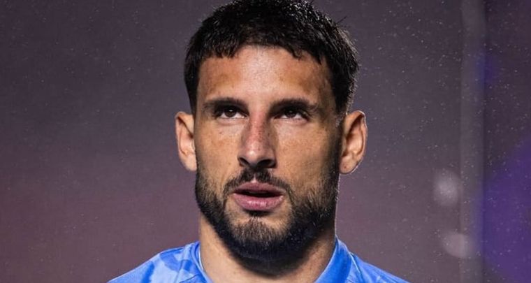 Calleri salió con una camiseta en homenaje al defensor uruguayo. Foto: @jocalleri