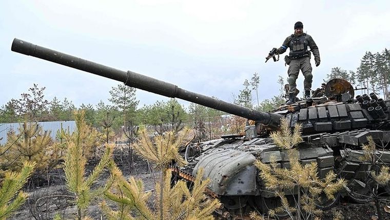 Un soldado ucraniano sobre un tanque ruso destruido a las afueras de Kiev. Foto: GETTY IMAGES