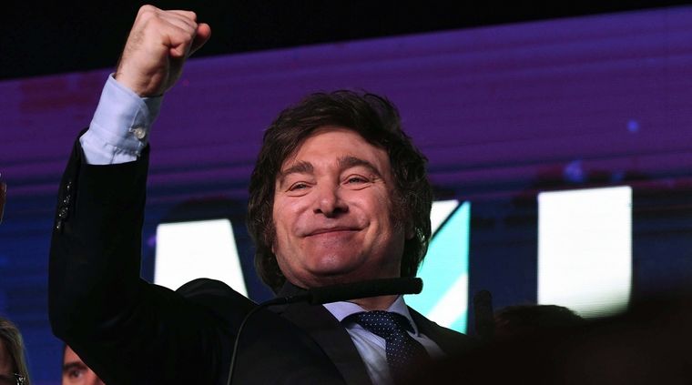 Milei saludando a sus seguidores dentro del bunker de La Libertad Avanza Foto: Télam