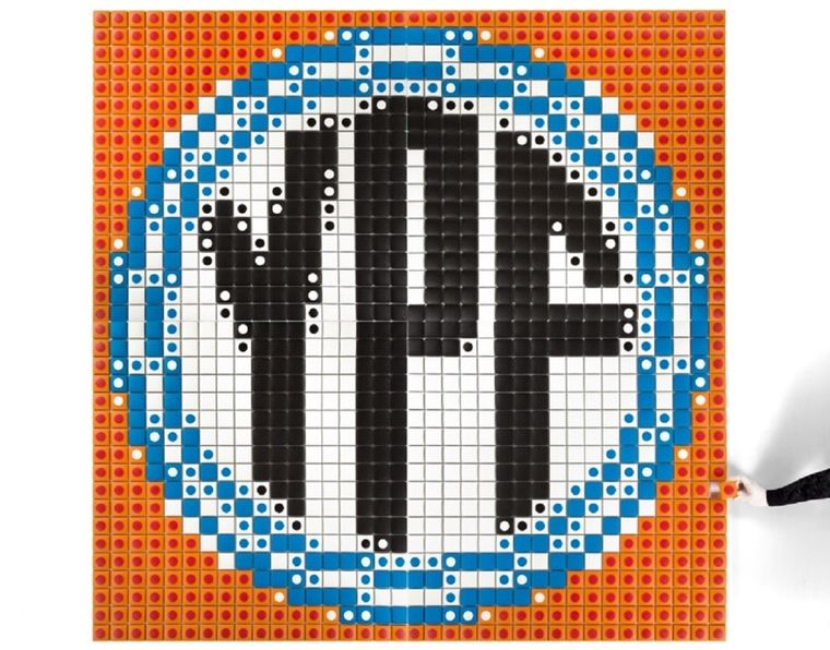 El logo de la empresa YPF en fototrama, uno de los más destacados. Foto: UBA