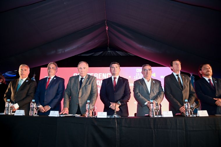 De izquierda a derecha: Alfredo Cornejo, Martín Llaryora, Luis Lucero, Marcelo Orrego, Raúl Jalil, Carlos Sadir y Gustavo Sáenz. Foto: Prensa Gobierno de Mendoza