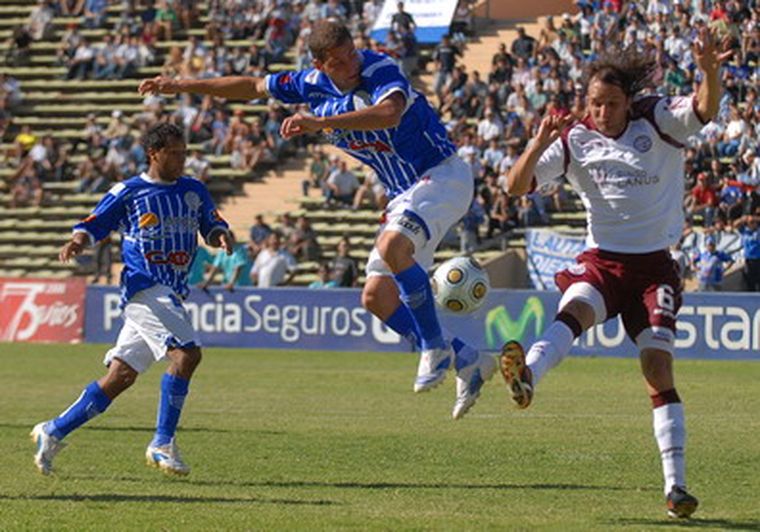 Caruso buscó llegar de todas formas al gol. Foto: Nacho Gaffuri / MDZ