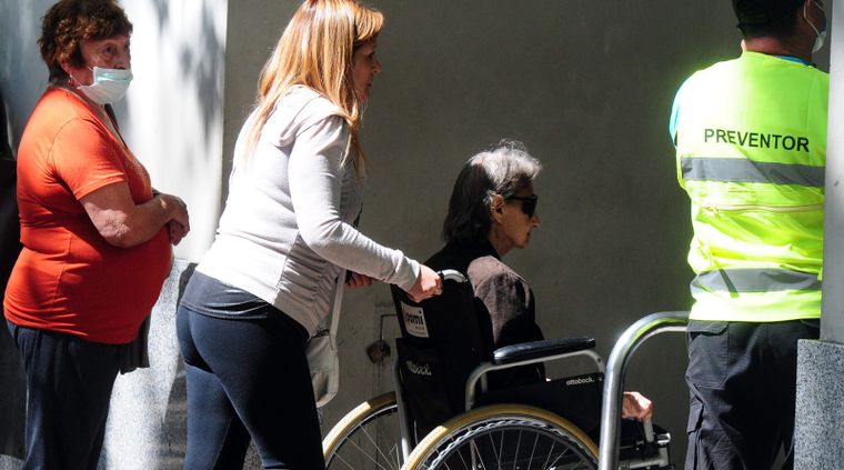 Con el aumento del 2,9% y el bono de refuerzo, ningún jubilado cobrará menos de $450.319 este mes. Con el aumento del 2,9% y el bono de refuerzo, ningún jubilado cobrará menos de $450.319 este mes.