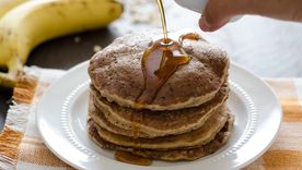 Aprende a preparar estos saludables panqueques de avena y banana.