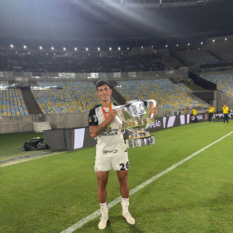 El Turco, con la Copa en pleno Maracaná. El Turco, con la Copa en pleno Maracaná. 