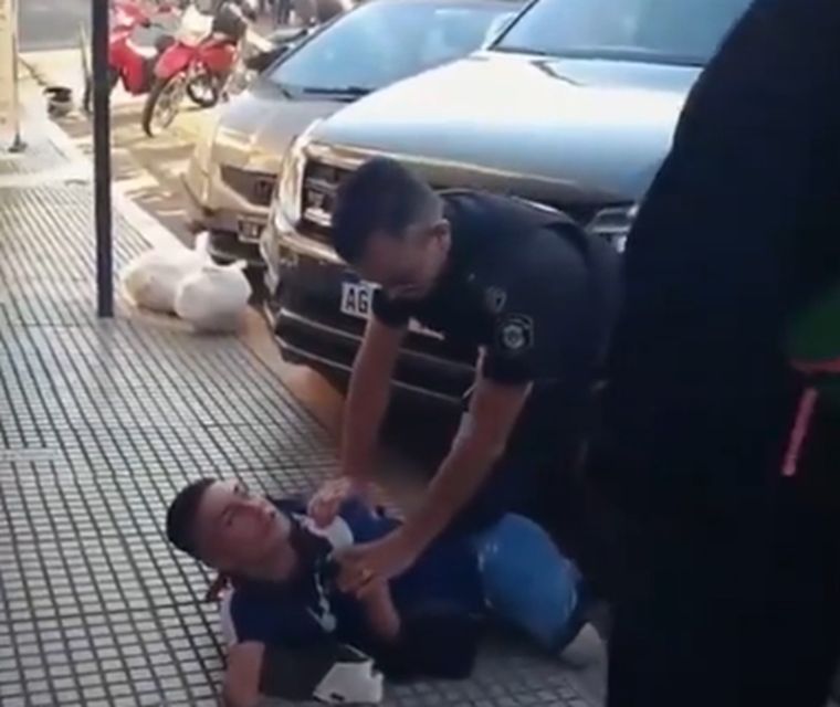 Un vendedor ambulante discapacitado fue agredido por un efectivo de la Bonaerense Foto: Captura video