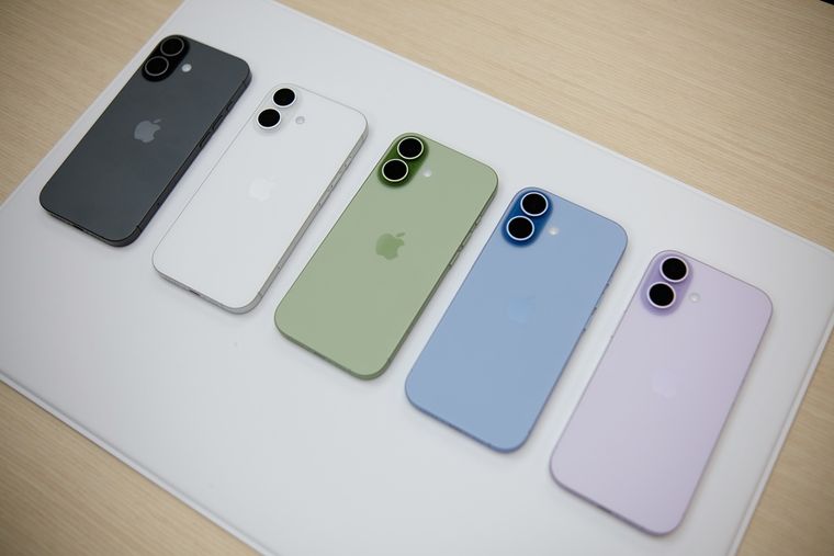 La pantalla ProMotion de 120 Hz del iPhone 17 garantiza una experiencia visual fluida. La pantalla ProMotion de 120 Hz del iPhone 17 garantiza una experiencia visual fluida.