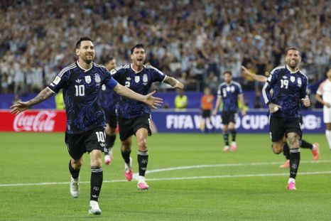 Lionel Messi festeja su sexto gol en el Mundial, tras el tiro libre que puso a Argentina 3-1 ante Jordania. Lionel Messi festeja su sexto gol en el Mundial, tras el tiro libre que puso a Argentina 3-1 ante Jordania.